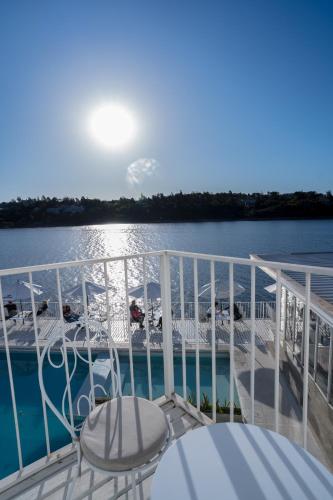 - Balcón de barco con vistas al agua en Santa Cecilia Boutique en Villa Carlos Paz