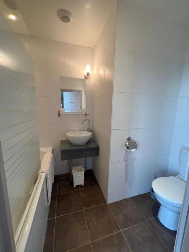 a bathroom with a sink and a toilet at La Maison Des Galets sur le front de mer in Saint-Valery-en-Caux