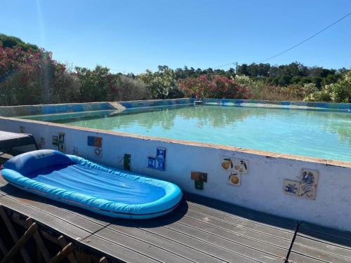 duży basen z niebieską tratwą na tarasie w obiekcie Quinta de São Pedro - Luz de Tavira w mieście Tavira