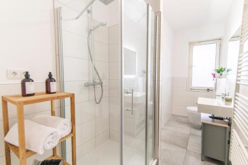 Koupelna v ubytování Peter Apartments - Wohnung 90qm, 3 Schlafzimmer, Küche, Wohnzimmer, Balkon, Netflix