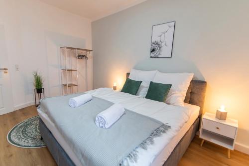 En eller flere senge i et værelse på DWELLSTAY - Wohnung 90qm, 3 Schlafzimmer, Küche, Wohnzimmer, Balkon, Netflix