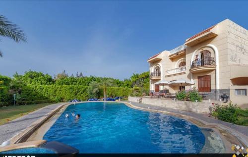 Swimmingpoolen hos eller tæt på Villa elzaher