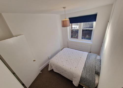 倫敦的住宿－Private Double Bedroom in King's Cross St Pancras，一间小卧室,配有床和窗户