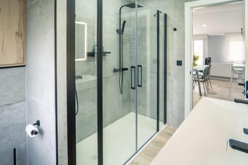 baño con ducha y puerta de cristal en APARTAMENTO PEDRADOURO, en Malpica de Bergantiños