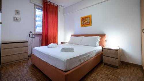 een slaapkamer met een bed en een rood gordijn bij Via Leonardo Da Vinci 135 - Piano Terra in Udine