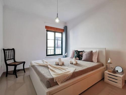 Ένα ή περισσότερα κρεβάτια σε δωμάτιο στο Downtown Apartment (center)