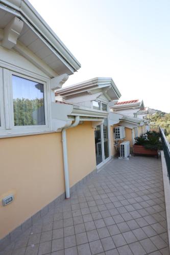 a row of houses with a patio at B&B Oliveto in Caserta
