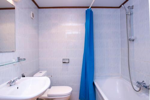 a bathroom with a toilet and a sink and a shower at Les Tamaris et Les Portes du Soleil in Portiragnes