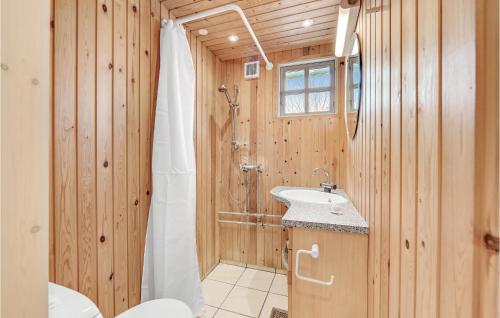y baño con ducha, aseo y lavamanos. en Lovely Home In Otterup With Kitchen en Otterup