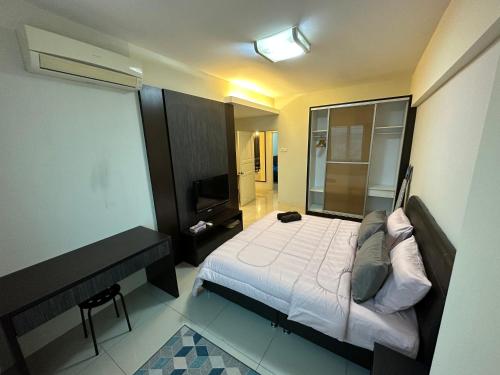 um quarto com uma cama e uma televisão em Kinta Riverfront by Mirath WiFi 500Mbps em Ipoh