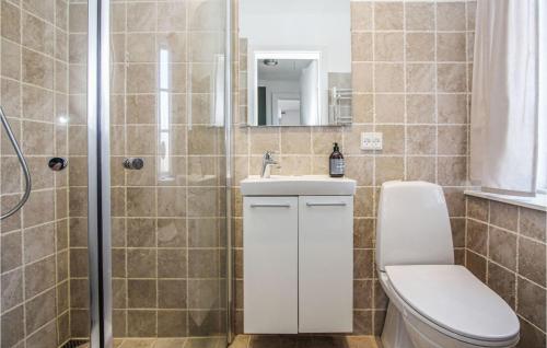 Kylpyhuone majoituspaikassa Amazing Apartment In Sams With Wifi