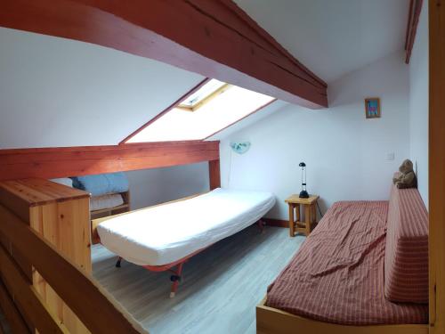 オトリュスにあるAppartement Hauteluce, 2 pièces, 6 personnes - FR-1-293-67の屋根裏のベッドルーム(ベッド1台、窓付)