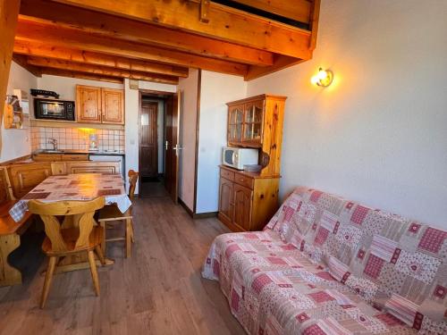 un salon avec un canapé et une table dans l'établissement Les Saisies - Charmant studio mezzanine 6 pers, parking - FR-1-293-95, à Hauteluce