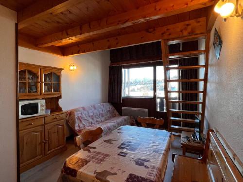 un salon avec un canapé et une table dans l'établissement Les Saisies - Charmant studio mezzanine 6 pers, parking - FR-1-293-95, à Hauteluce