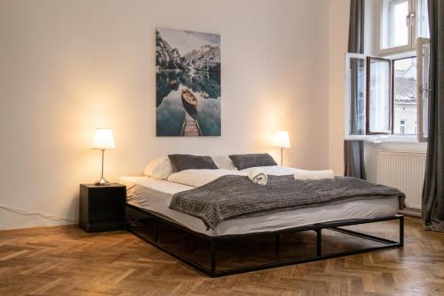 ein Schlafzimmer mit einem großen Bett in einem Zimmer in der Unterkunft Spacious 3BR Apt -Near Wiener Stadthalle BurggasseWiener Well Located in Wien