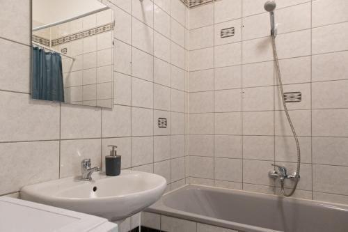 ein weißes Badezimmer mit einem Waschbecken und einer Badewanne in der Unterkunft Spacious 3BR Apt -Near Wiener Stadthalle BurggasseWiener Well Located in Wien