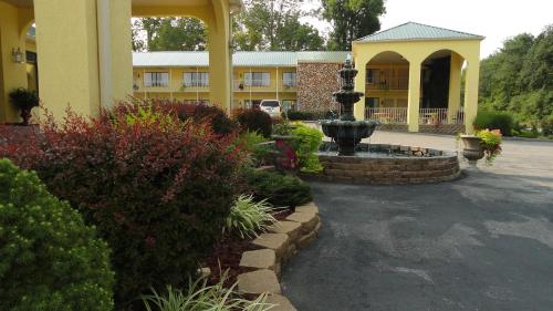 Κήπος έξω από το Golden Manor Inn & Suites