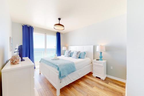 Schlafzimmer mit einem Bett und einem Fenster mit Meerblick in der Unterkunft Majestic Sun 1111A Miramar Beach (Condo) in Destin
