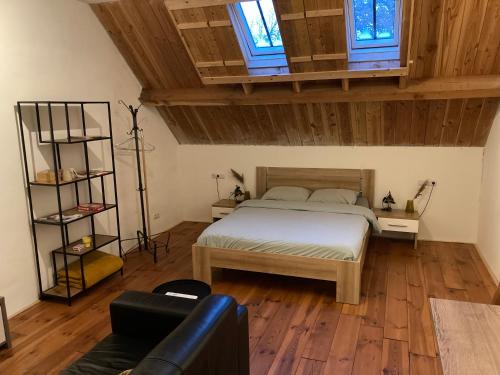 布雷達的住宿－B&B de Bievangh，一间卧室配有一张床,铺有木地板