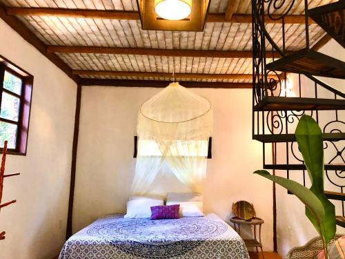 ein Schlafzimmer mit einem Bett in einem Zimmer in der Unterkunft Gaia Eco Glamping - Instituto Almas Livres in Arraial d'Ajuda