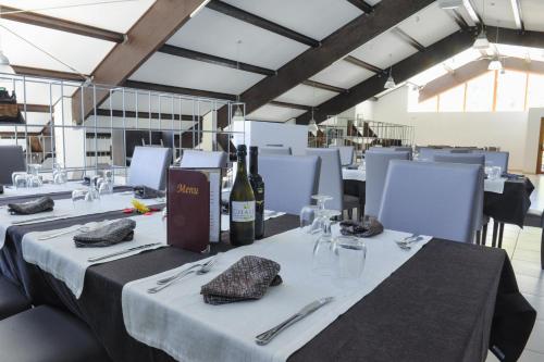 un groupe de tables avec des bouteilles de vin. dans l'établissement Chalet Madonna di Viggiano, à Viggiano