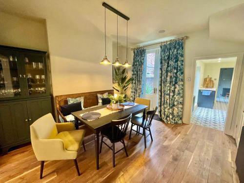 Χώρος καθιστικού στο Stay at No 4 York Centre