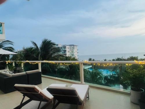 a balcony with chairs and a view of the ocean at La Vista Mui Ne in Ấp Phú Tịnh (2)