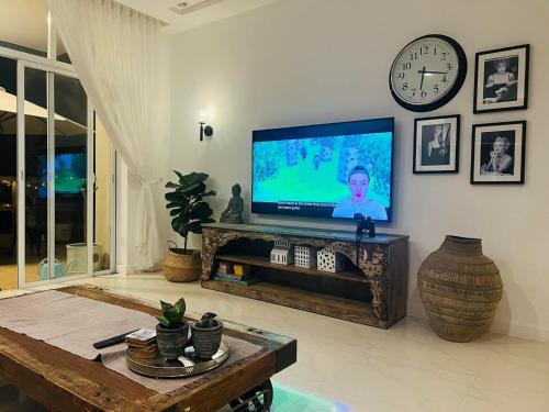 a living room with a flat screen tv and a table at La Vista Mui Ne in Ấp Phú Tịnh (2)