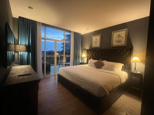 a bedroom with a large bed and a large window at La Vista Mui Ne in Ấp Phú Tịnh (2)