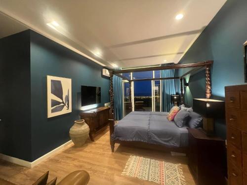 a bedroom with a bed and a large window at La Vista Mui Ne in Ấp Phú Tịnh (2)