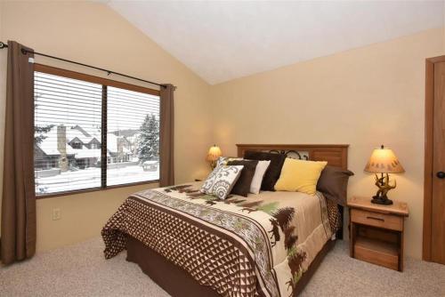 een slaapkamer met een bed en een raam bij Seven Springs 1 Bedroom Premium Condo, Ski In Ski Out condo in Champion