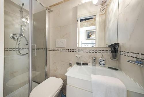 uma casa de banho com um chuveiro, um WC e um lavatório. em Luxury apartment Magda em Roma