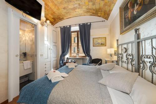 um quarto com uma cama grande num quarto em Luxury apartment Magda em Roma