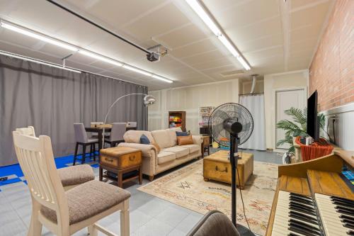 Χώρος καθιστικού στο The Explorer! Extra Game Room, Fire pit Sleeps 10!