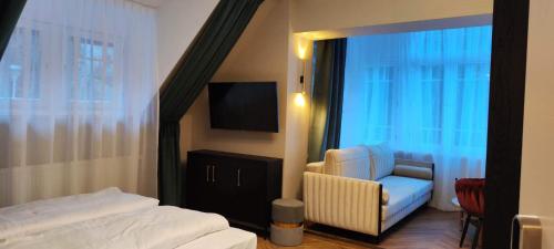 Una televisión o centro de entretenimiento en Perła Sudetów by Stay inn Hotels