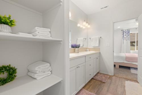 Ένα μπάνιο στο The Explorer! Extra Game Room, Fire pit Sleeps 10!