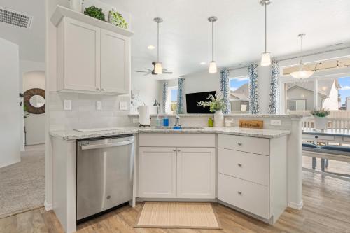 Η κουζίνα ή μικρή κουζίνα στο The Explorer! Extra Game Room, Fire pit Sleeps 10!