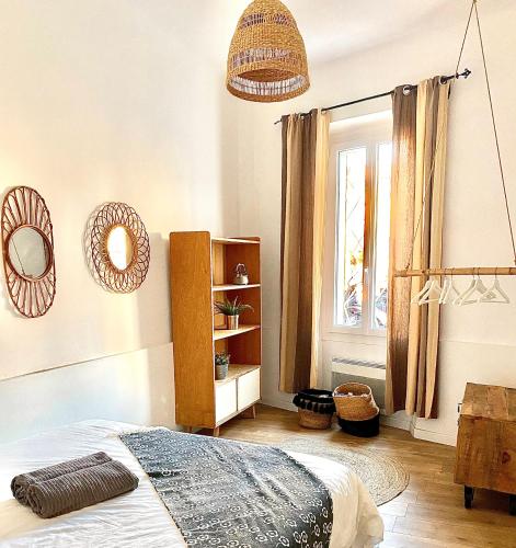 une chambre avec un lit et une fenêtre dans l'établissement La Villa Camille, à Hyères