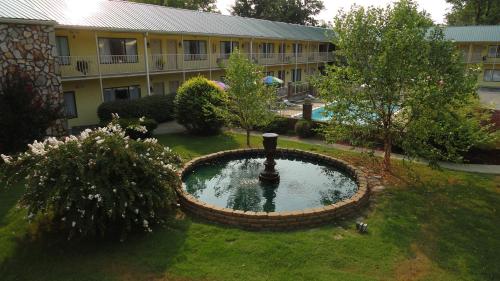 Πισίνα στο ή κοντά στο Golden Manor Inn & Suites