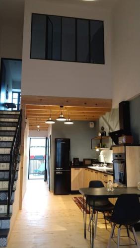 une cuisine avec une table et des chaises dans une pièce dans l'établissement Location 3* Curistes et Vacanciers, à Jonzac