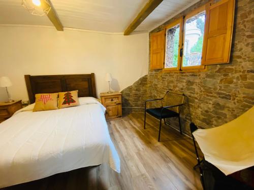 a bedroom with a bed and a stone wall at Finca maestra in Los Llanos