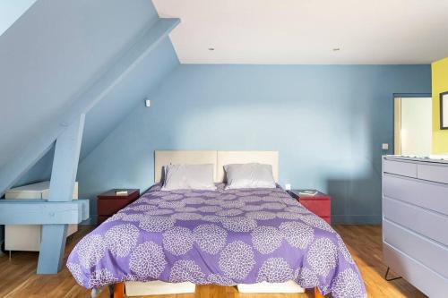 Ein Bett oder Betten in einem Zimmer der Unterkunft Le Chai Raffiné: an old-school winery renovated for modern holidays