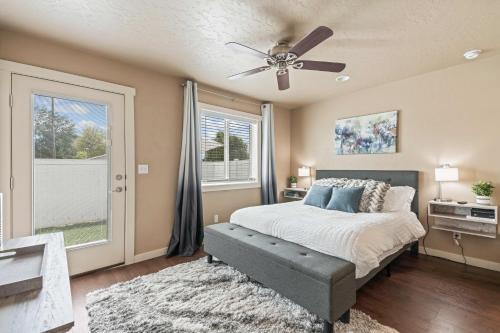 um quarto com uma cama e uma ventoinha de tecto em Smart Comfort 2 bed 2 bath near College of Idaho em Caldwell