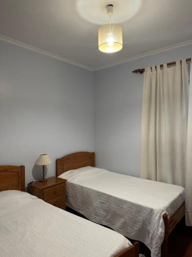 Un pat sau paturi într-o cameră la Apartamentos Amarelo