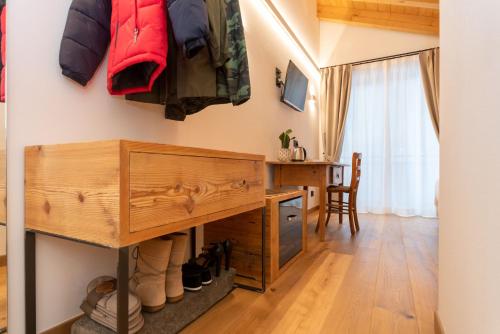 a room with a desk and a table with a chair at B&B El Lares - B&B L'Avez in Canale dʼAgordo