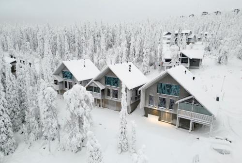 an aerial view of a home covered in snow at Huvila Hukanhuippu in Syöte