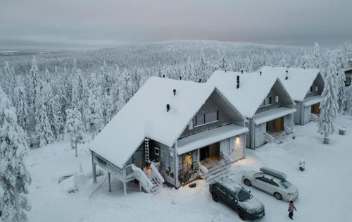 an aerial view of a house in the snow at Huvila Hukanhuippu in Syöte