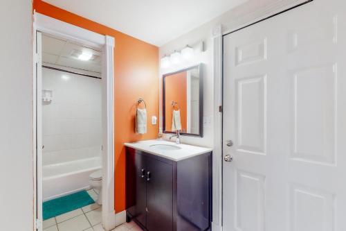 La salle de bains est pourvue d'un lavabo, de toilettes et d'un miroir. dans l'établissement Bella Paradiso 05, à Eureka Springs
