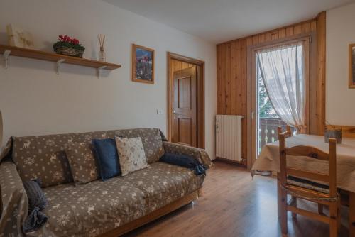 a living room with a couch and a bed at Casa Michela Bormio in Bormio