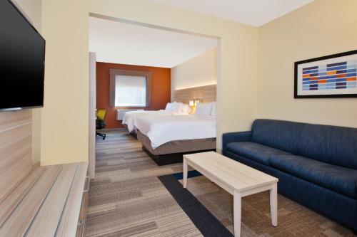 een hotelkamer met een bed en een bank bij Holiday Inn Express Absecon-Atlantic City Area, an IHG Hotel in Absecon